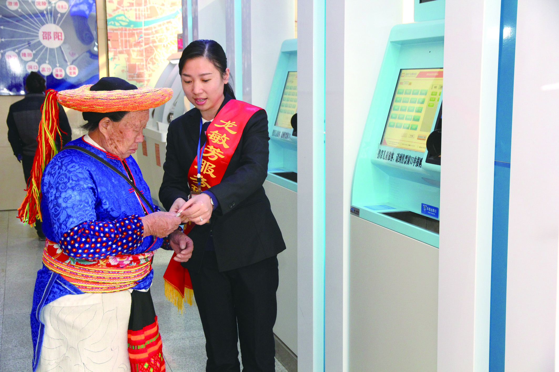 实名自助售票也深受瑶族老人青睐。 李高雄摄于市汽车北站
