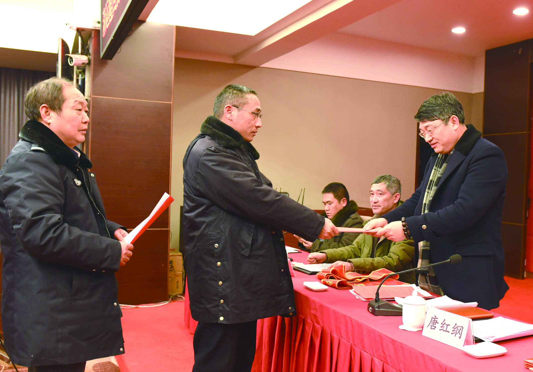 1月30日，隆回分公司召开2017年工作总结表彰大会暨2018年春运工作动员大会。