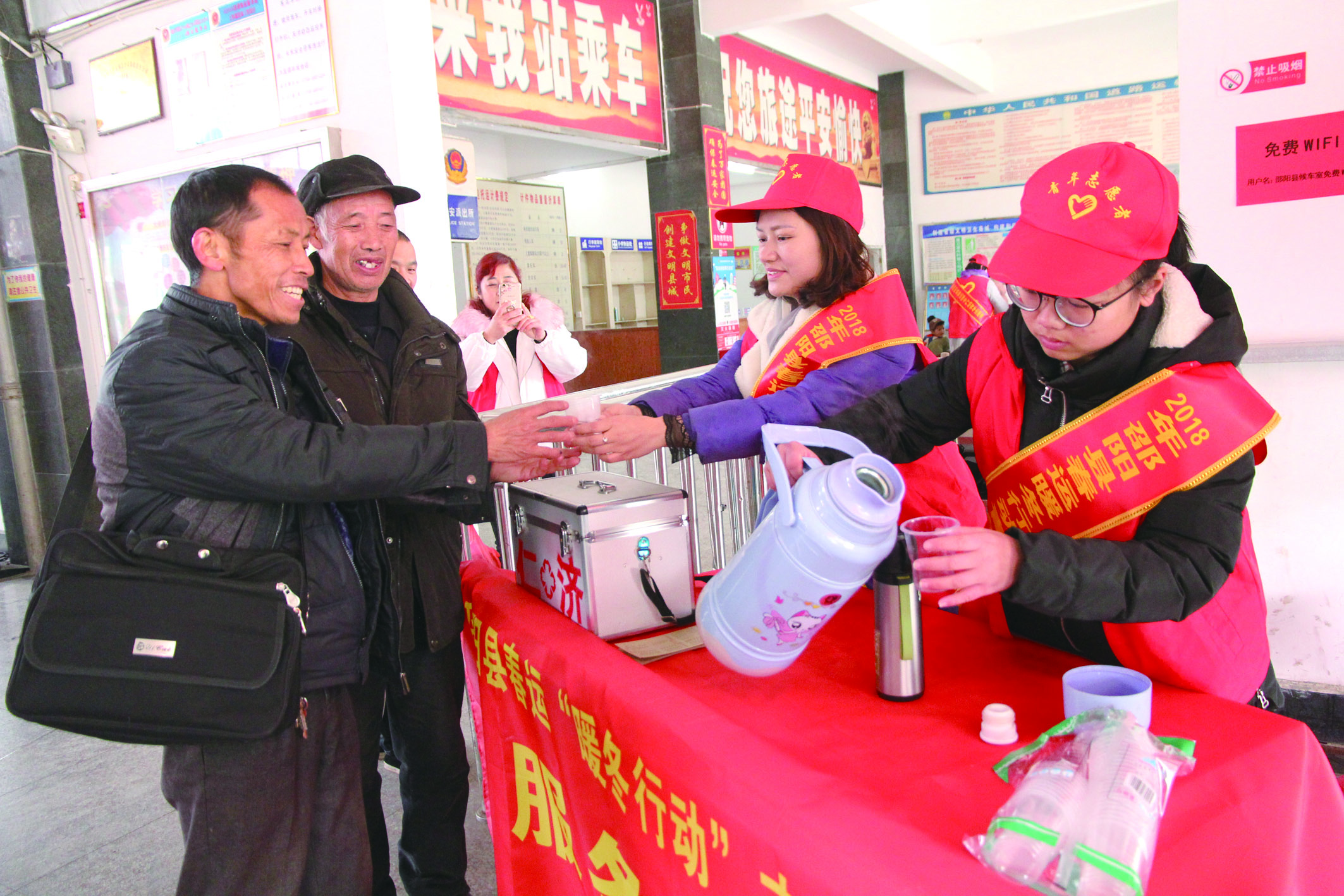 16名志愿者活跃邵阳县汽车站