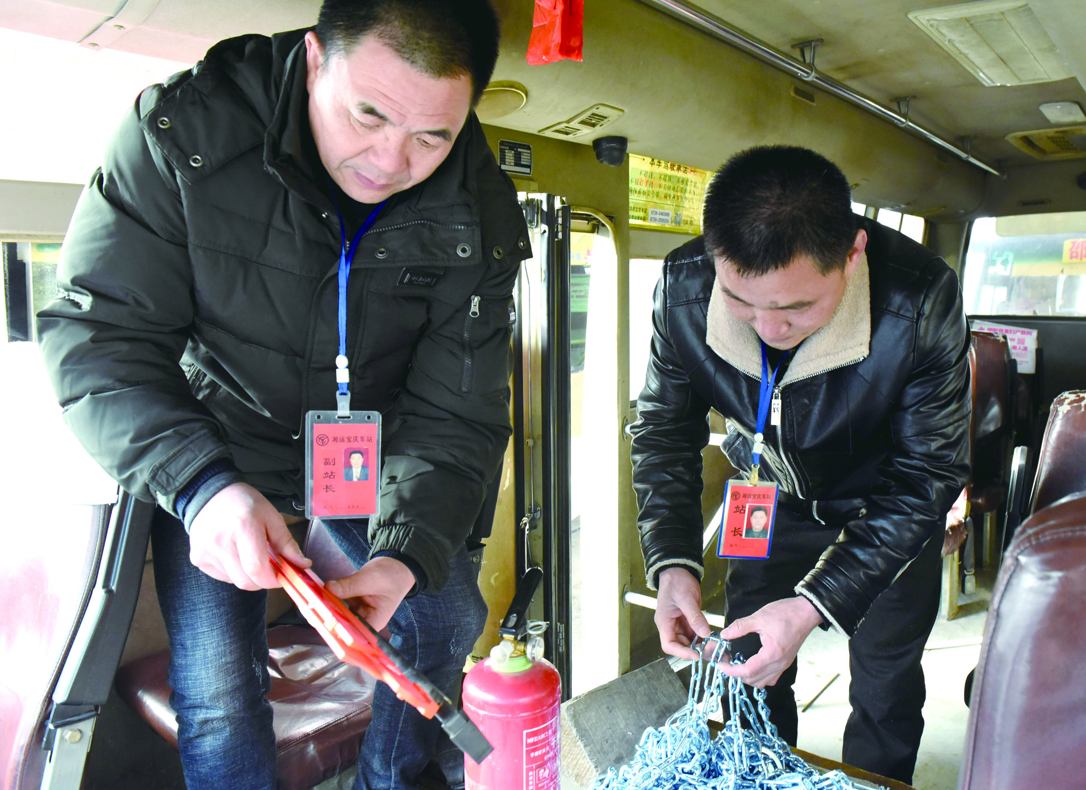 2月8日，市宝庆汽车站工作人员正在营运车上检查应急设施及器材是否齐全有效
