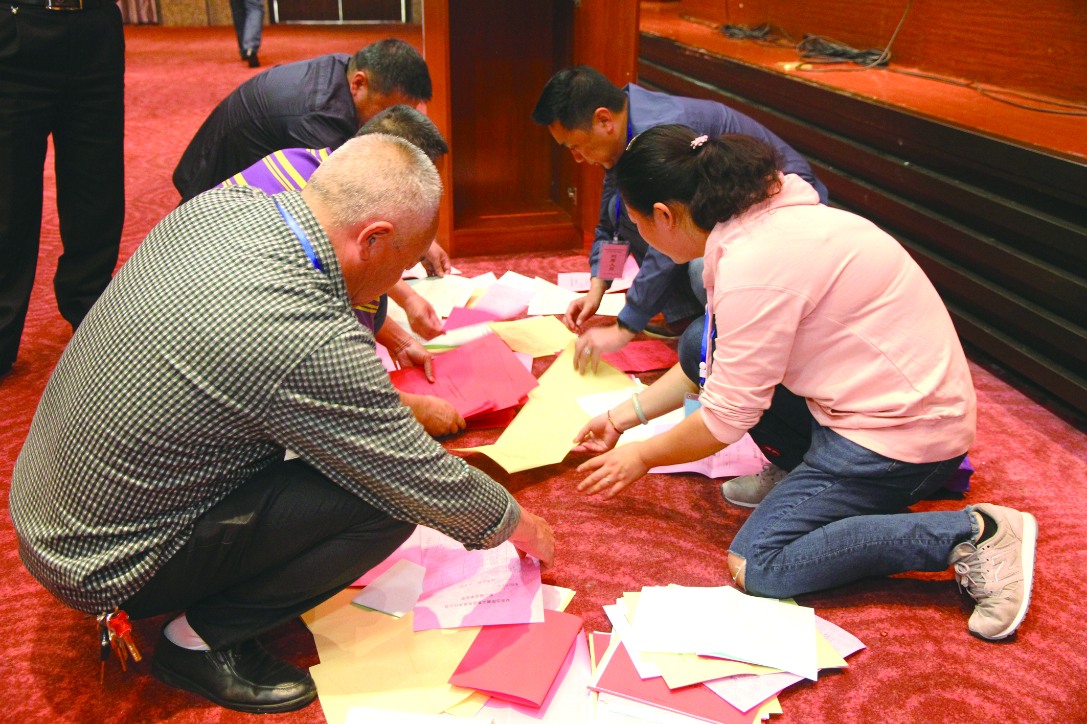 图为工作人员在仔细清理选票。