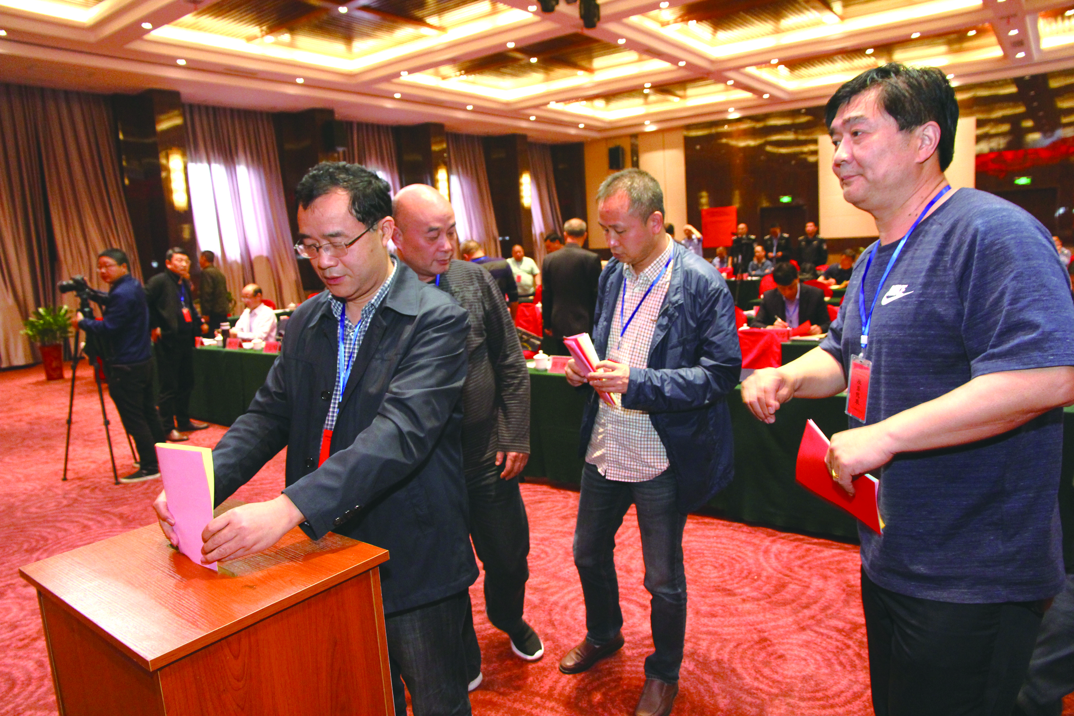 图为第一届五次股东代表在投票选举。