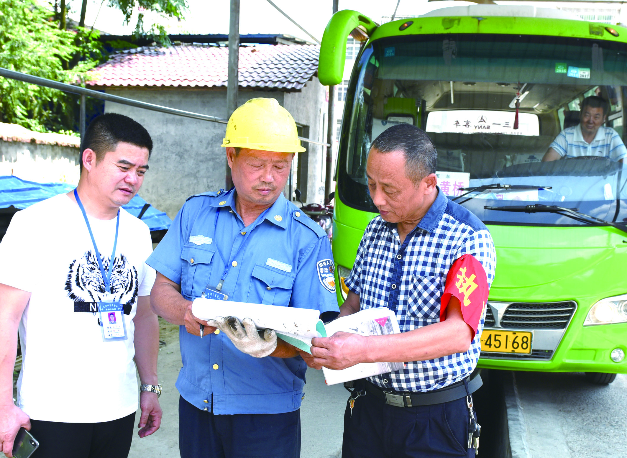 7月10日，洞口县黄桥镇副镇长谢扬标（右）在黄桥汽车站检查营运客车安全检查情况。近段时间以来，黄桥汽车站全面排查交通安全等方面存在的安全隐患，并及时予以整改到位，做到防患于未然，确保安全生产工作万无一失。据了解，今年上半年已消除交通安全隐患10余起。  李祖冠    摄影报道 