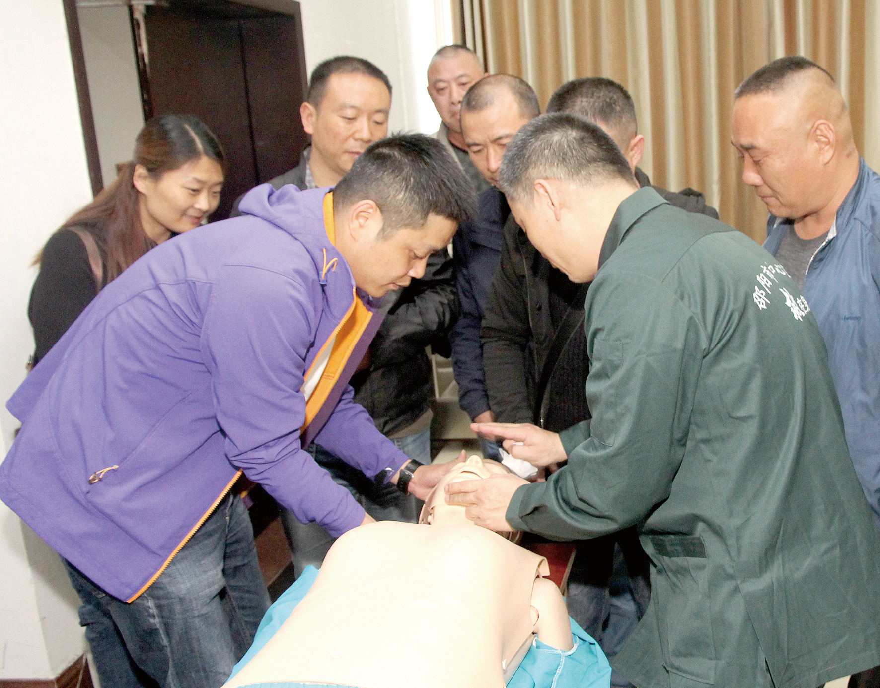 旅游公司邀请市中心医院专家团培训 驾驶员导游“充电”急救技能 （李高雄报道）