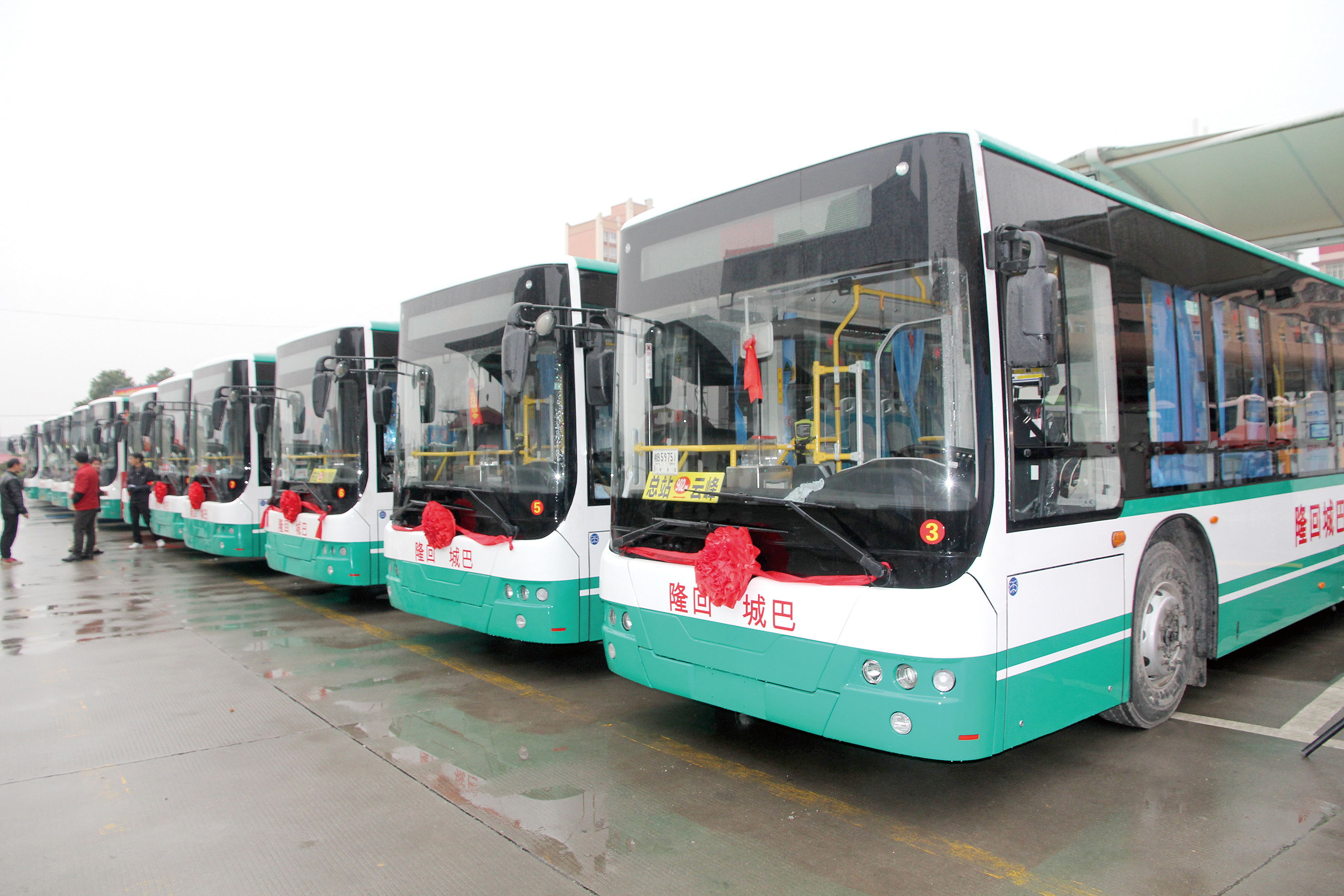 做精做细公交服务 点亮“城市窗口” ?——隆回多措并举创建公共服务窗口文明单位  记者 李高雄 通讯员 陆鸣湘